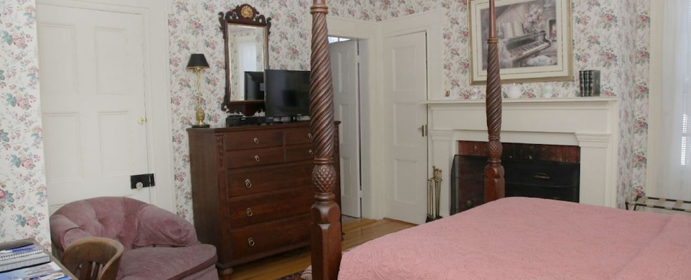 Room, Private Bathroom (Florence Marie)
