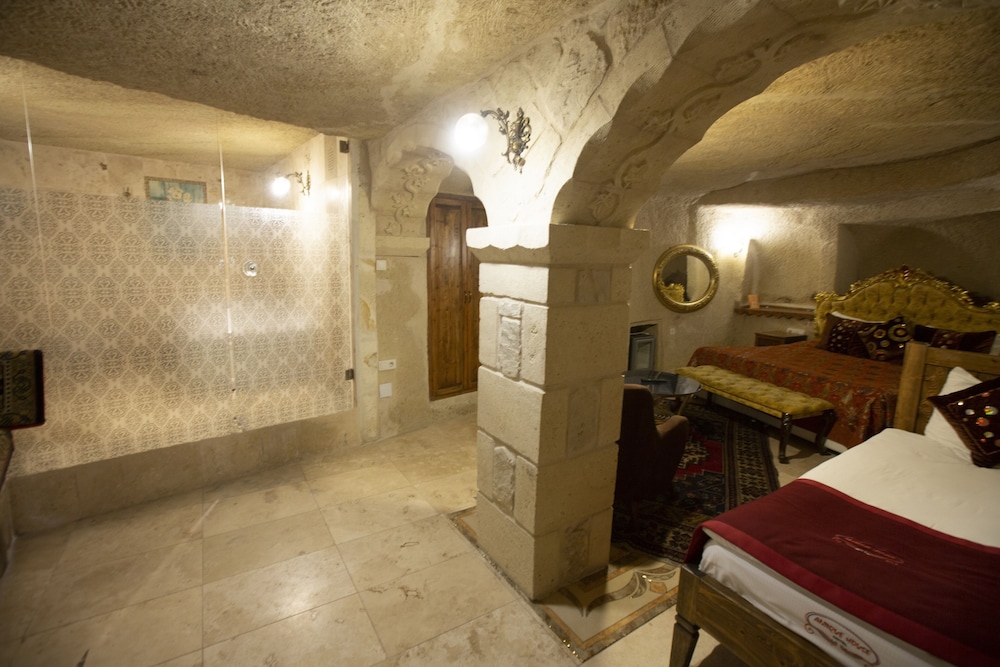 Turkuaz Cave Suit Room