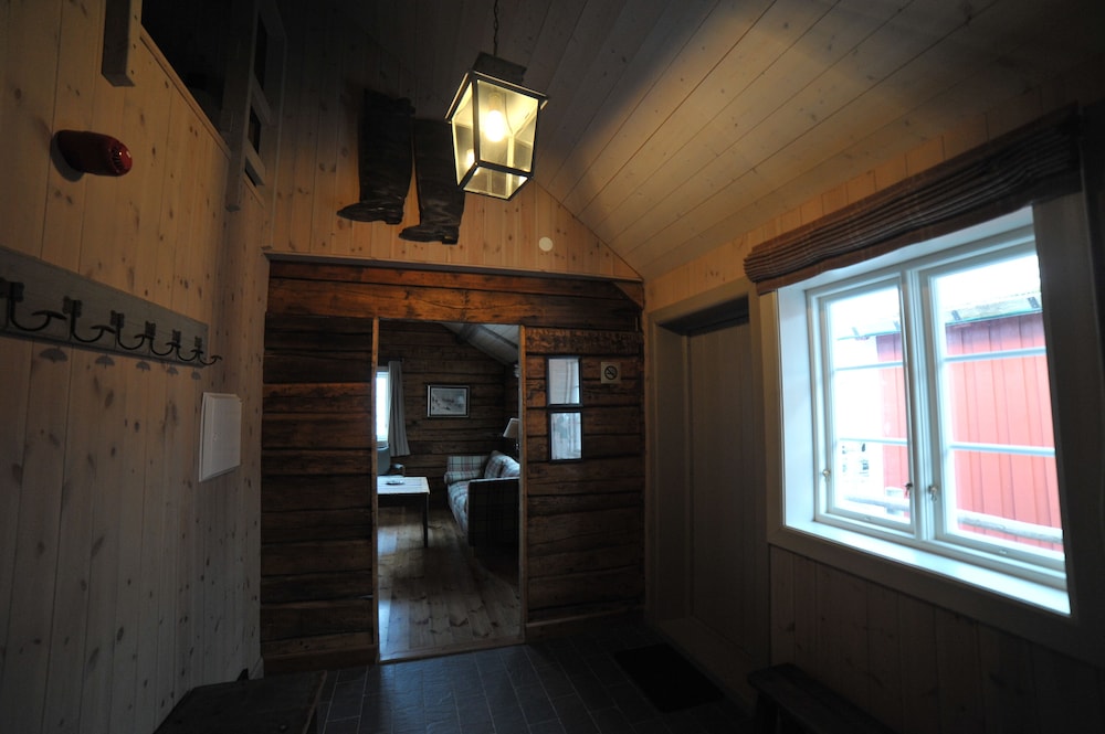 2-bedroom Deluxe rorbu cabin with sea view photo 3