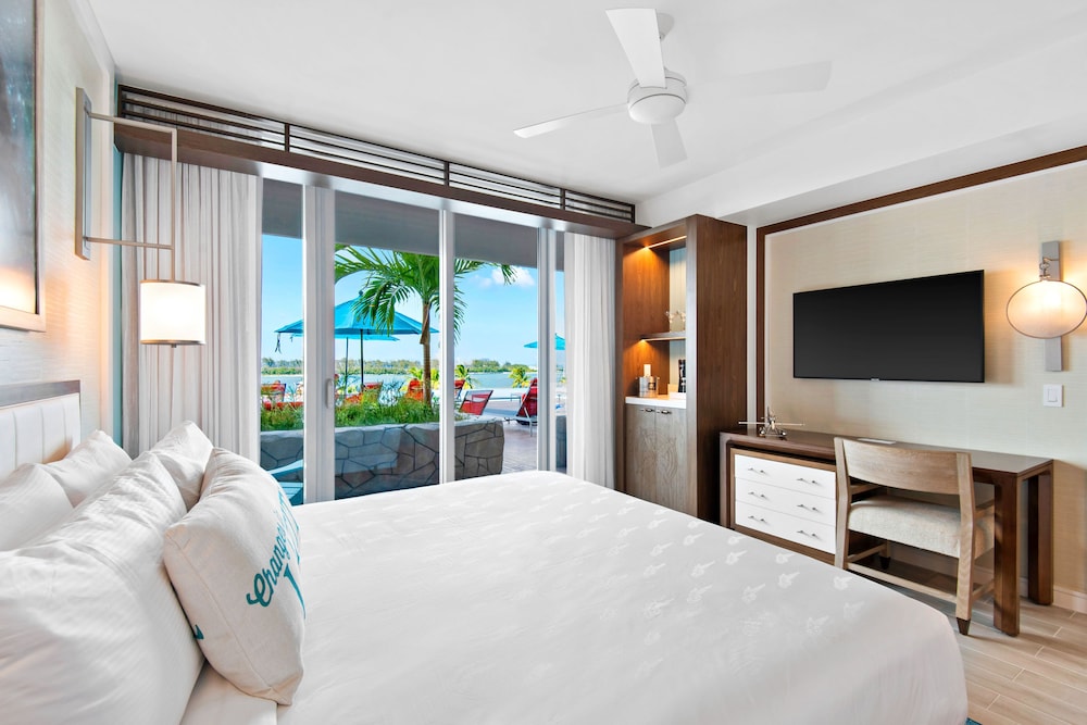 Deluxe Room, 1 King Bed, Poolside - Photo 4