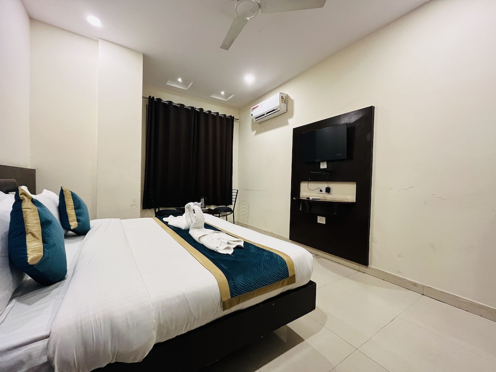 Deluxe Room - Photo 11
