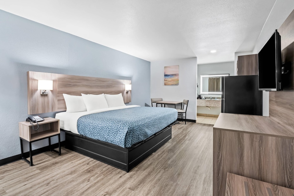 Standard Single Room, 1 King Bed, Non Smoking (Efficiency) photo 2