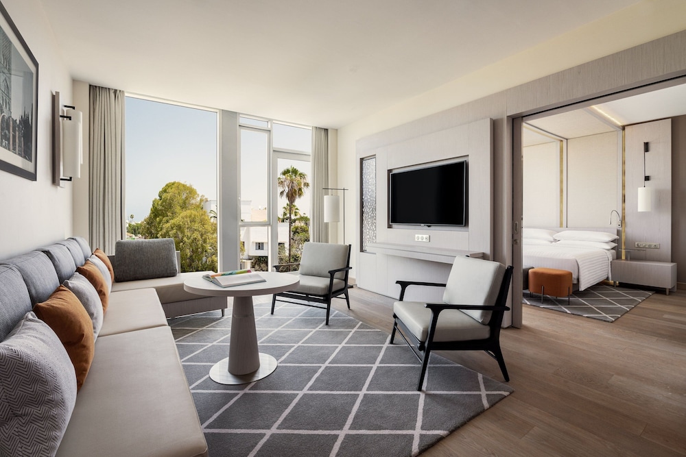 Executive Suite, 1 King Bed, City View - Photo 5