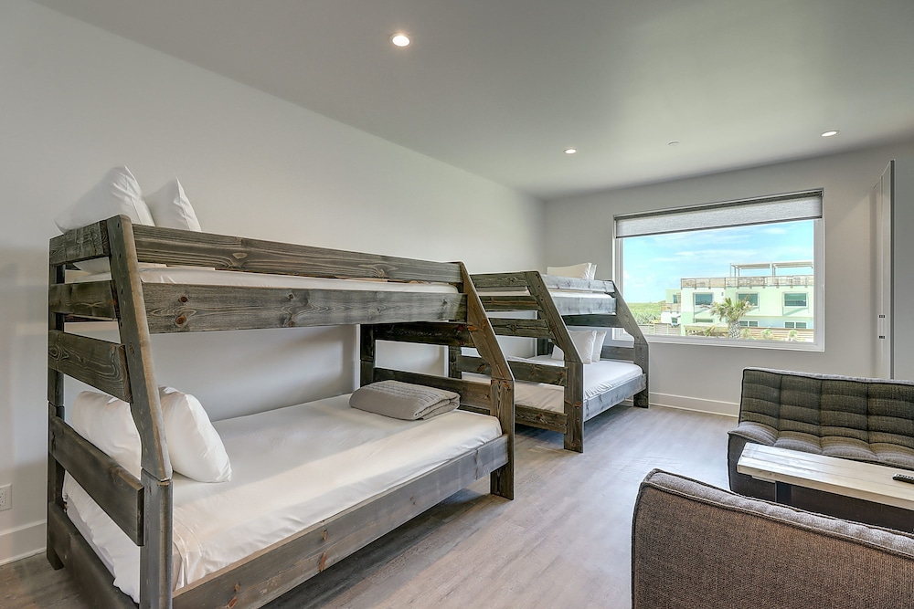 Deluxe Room, Multiple Beds, Pool View photo 2