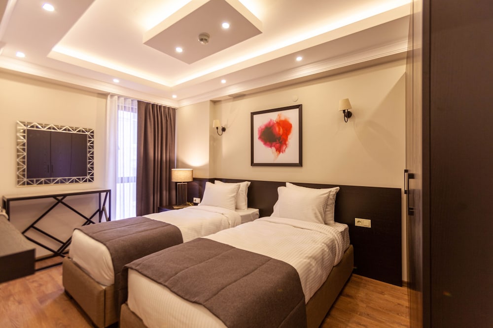 Deluxe Suite, Multiple Beds, Smoking, City View photo 3