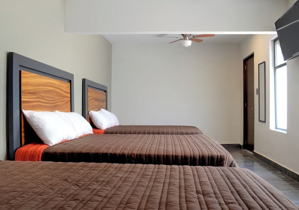 Family Room, 1 Bedroom - Photo 2