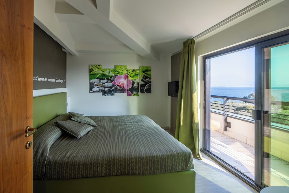 Family Room, Balcony, Lake View - Photo 3