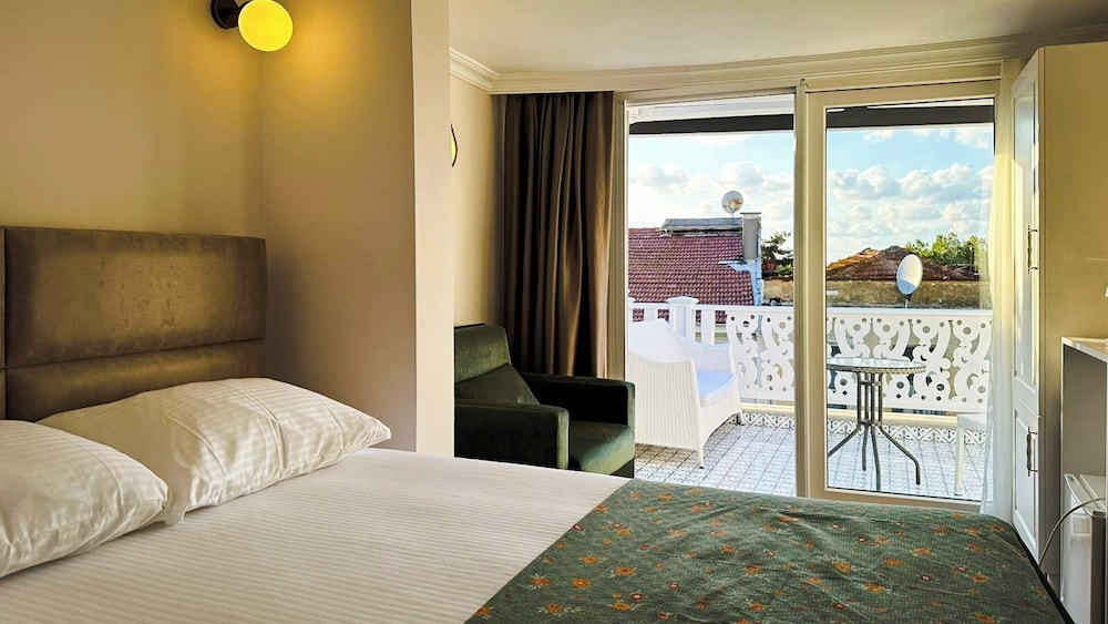 Deluxe Room, 1 Bedroom, Non Smoking, Partial Sea View photo 1