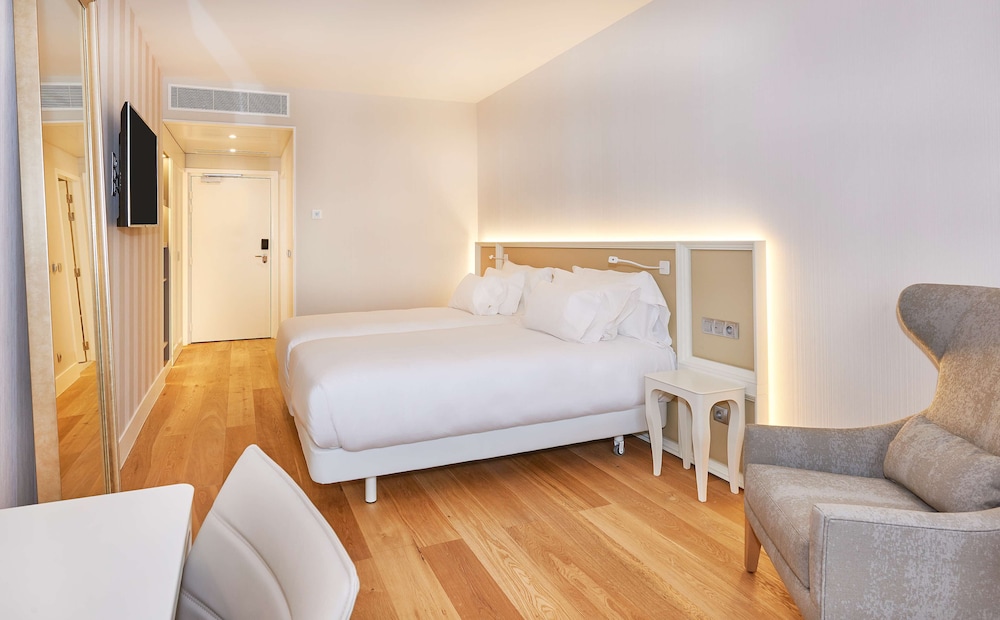 Family Room, Connecting Rooms (3AD+1CH)