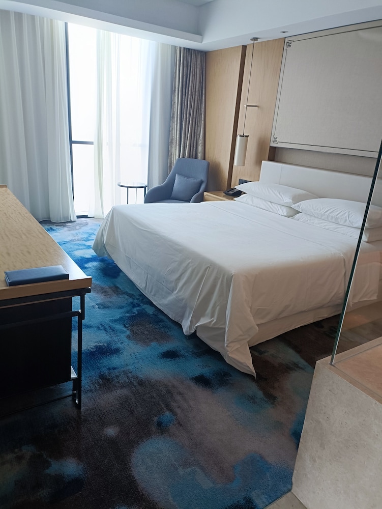 Club Room, 1 King Bed, City View