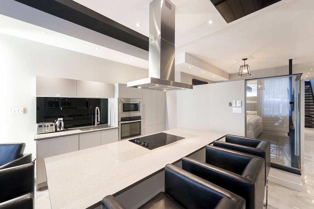 Suite, 2 Bedrooms (1304)