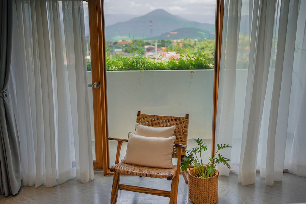 King Bed With Mountain View - Photo 14