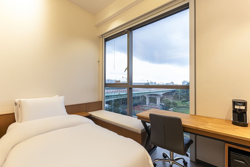 Deluxe Triple Room (Over 36 month old surcharge 20000 KRW, Breakfast Included) photo 2