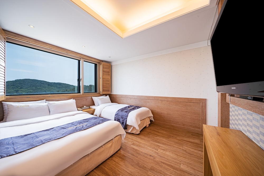 Junior Suite with Complimentary Airport Pick-up & Drop-off (excluding weekends and holidays) photo 2