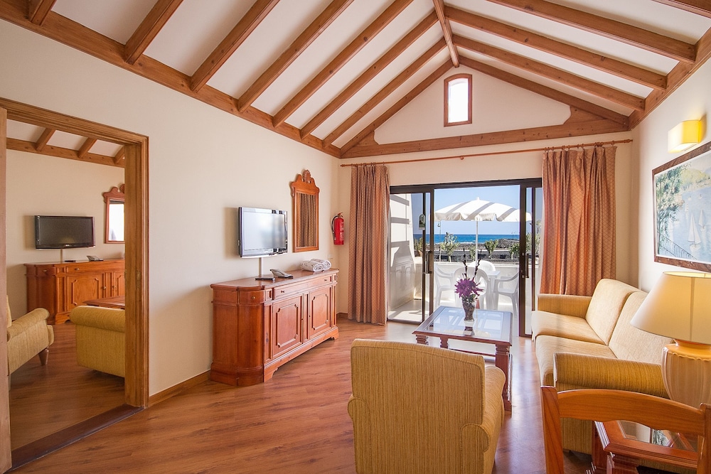 Superior Apartment, 1 Bedroom, Beach View photo 2