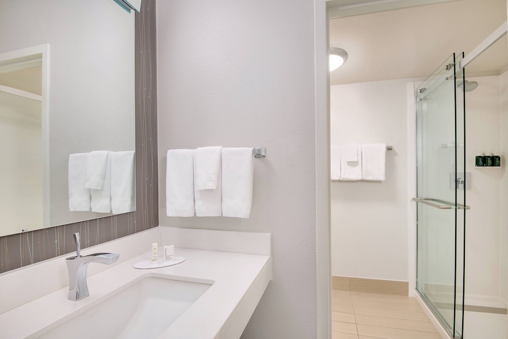 Suite, 1 Bedroom, Courtyard View