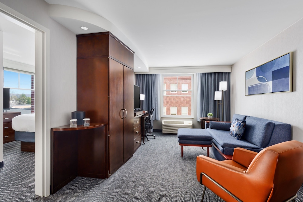 Suite, 1 Bedroom - Photo 1