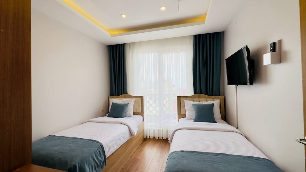 Standard Suite, Multiple Beds, Kitchen, City View - Photo 8