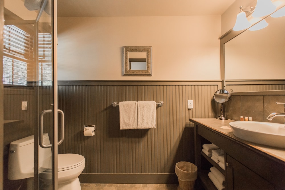 Suite, Ensuite (Suite 7, Non Pet-Friendly) photo 2