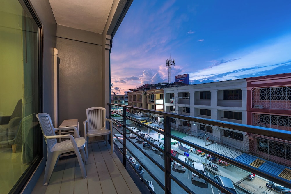 Deluxe King Balcony photo 3