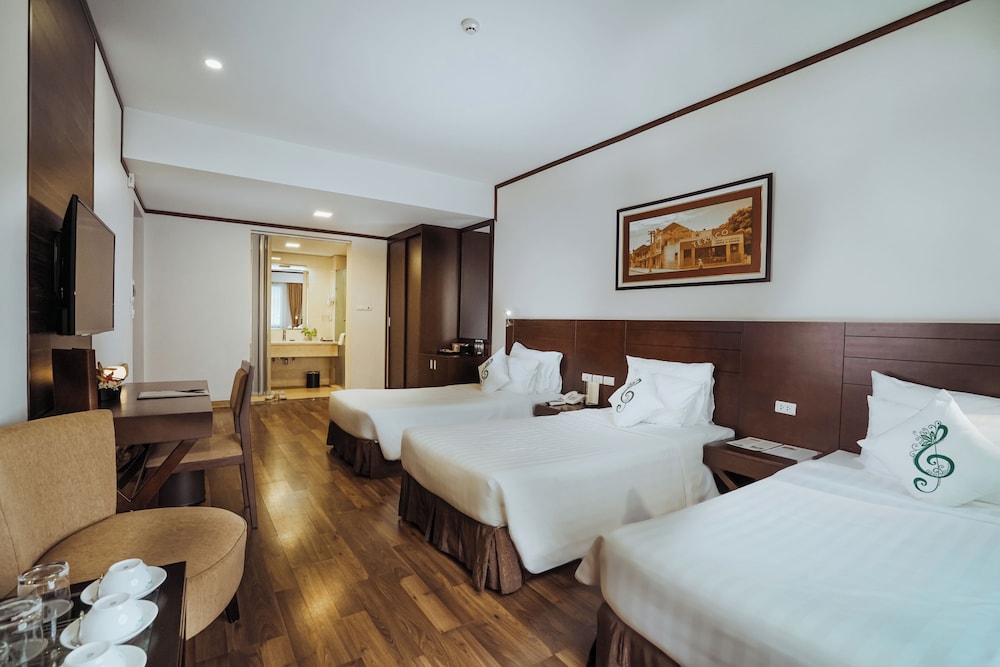 Deluxe Triple Room, 1 Bedroom, City View photo 2