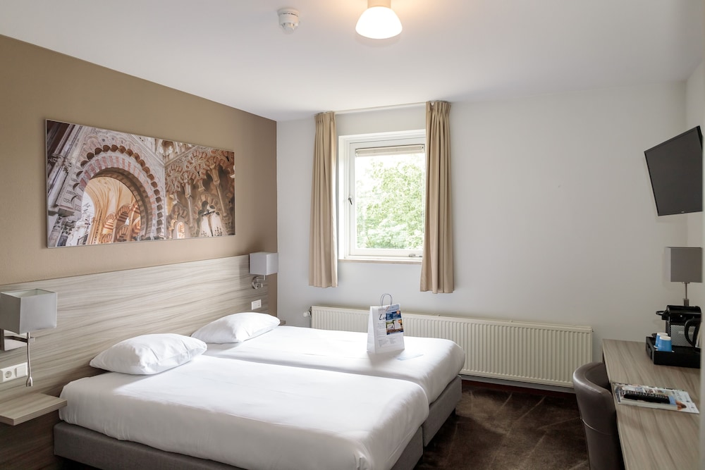 Spacious comfort twin room photo 2