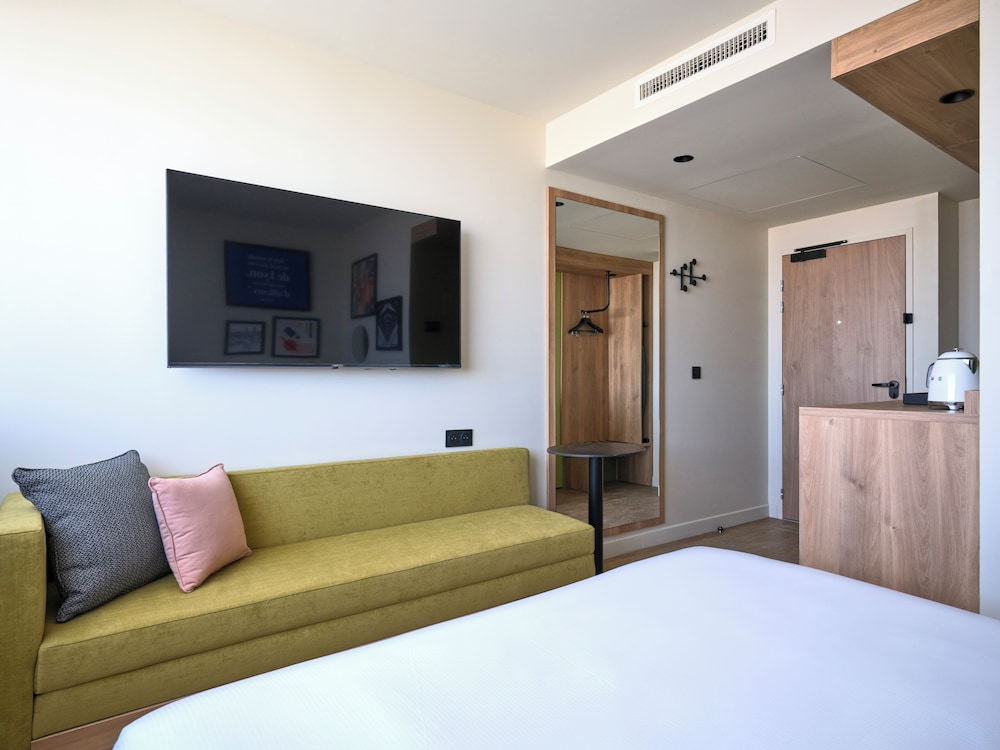 Room, 1 Queen Bed with Sofa bed photo 3
