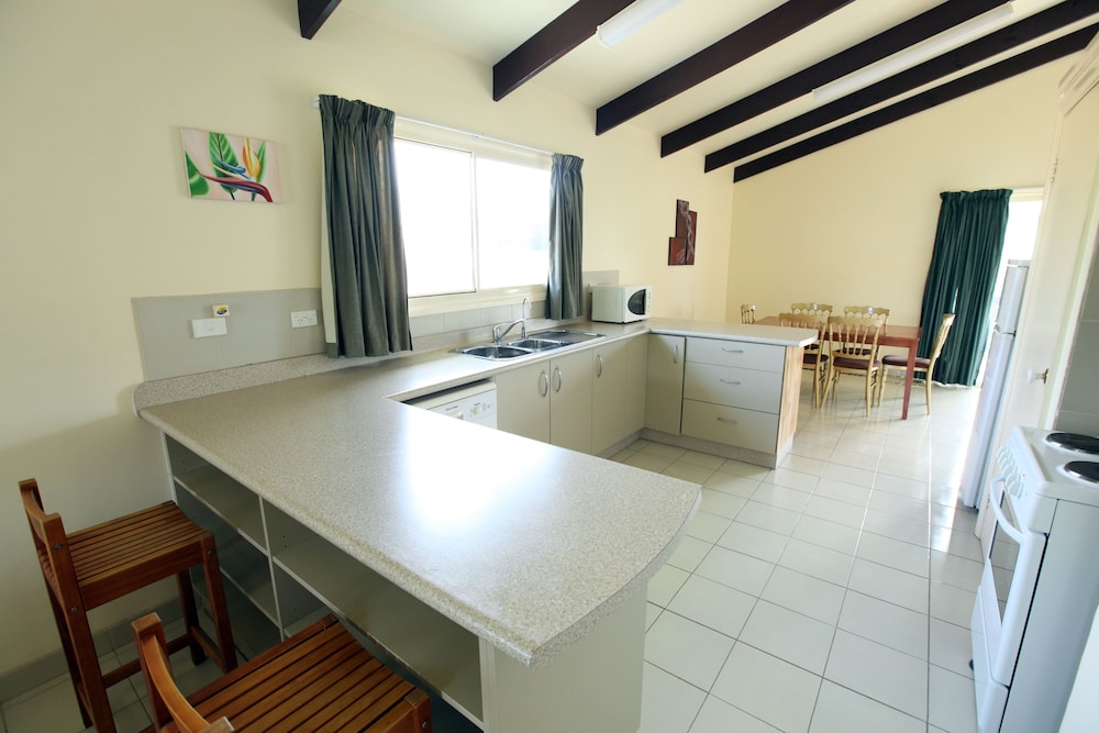 3 Bedroom Beachfront Villa - Photo 7