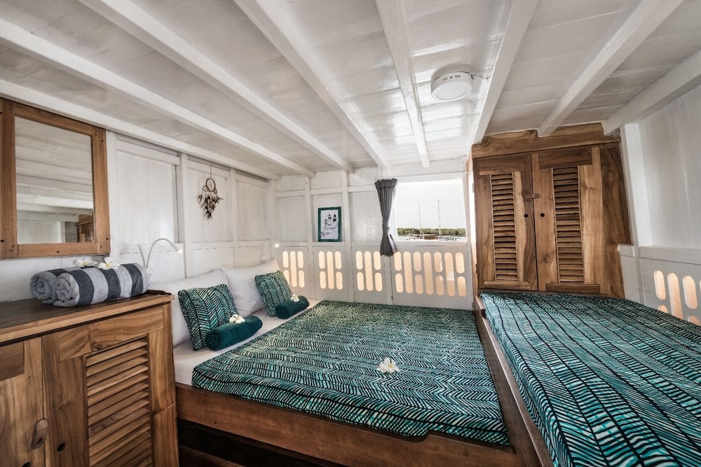 Cabin, Overwater (11 Pax) photo 3