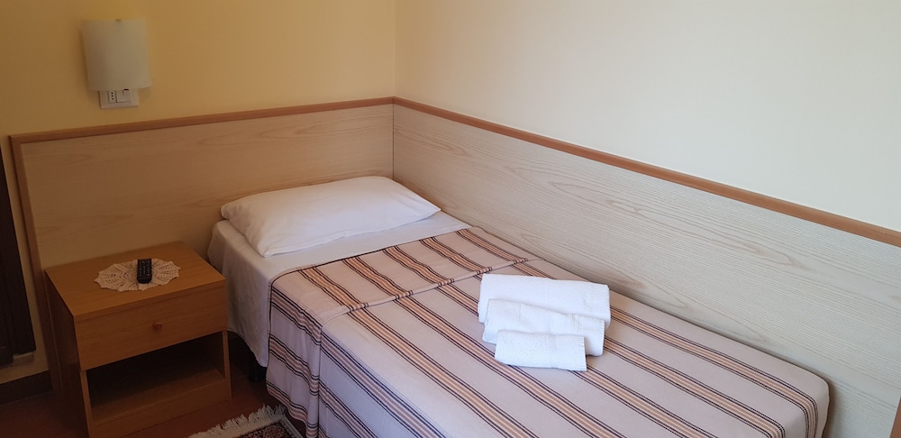 Deluxe Single Room, Partial Lake View