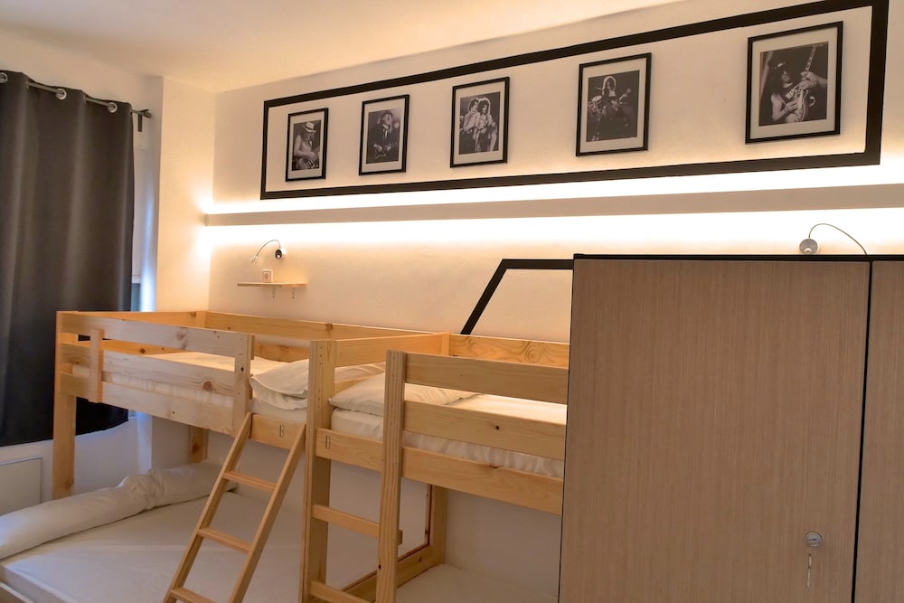 Dormitorio compartido, Dormitorio mixto, Baño compartido (Cama doble en una habitación con 6 camas)