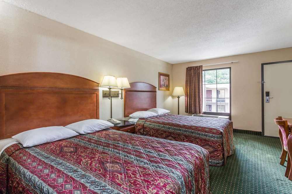 Standard Room, 2 Double Beds, Smoking - Photo 1