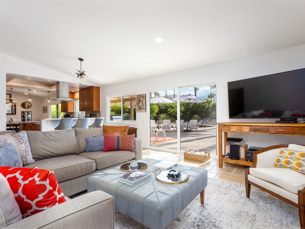 House, Multiple Beds (Modern Loma Vista)