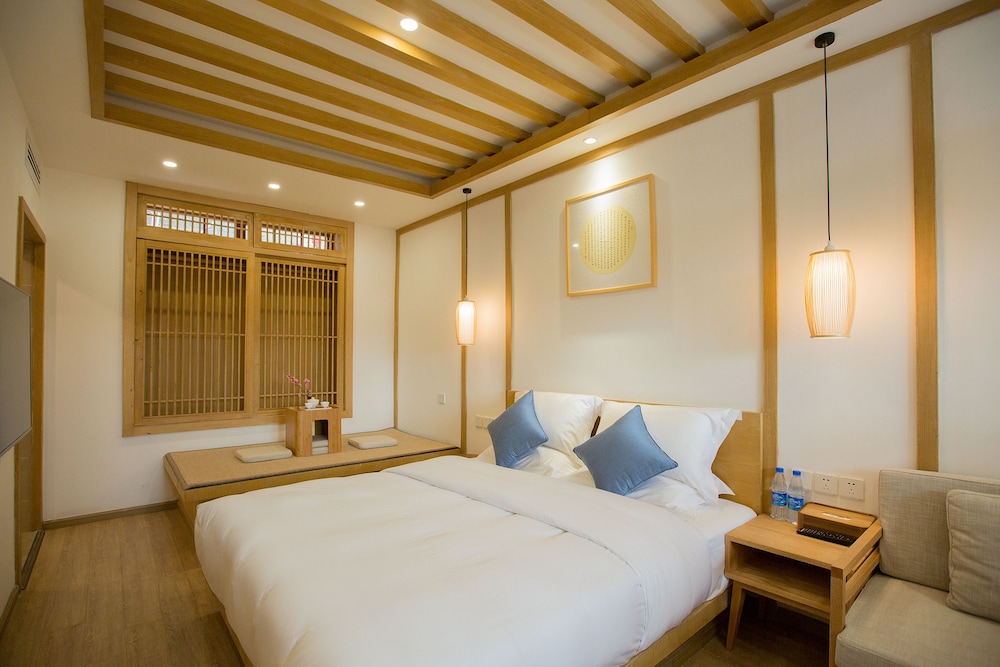 Standard Room, 1 Queen Bed photo 3