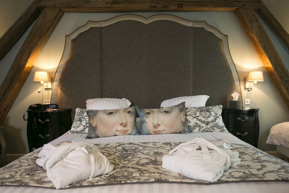 Exclusive Room, 1 King Bed, Non Smoking (Larger Room) - Photo 2