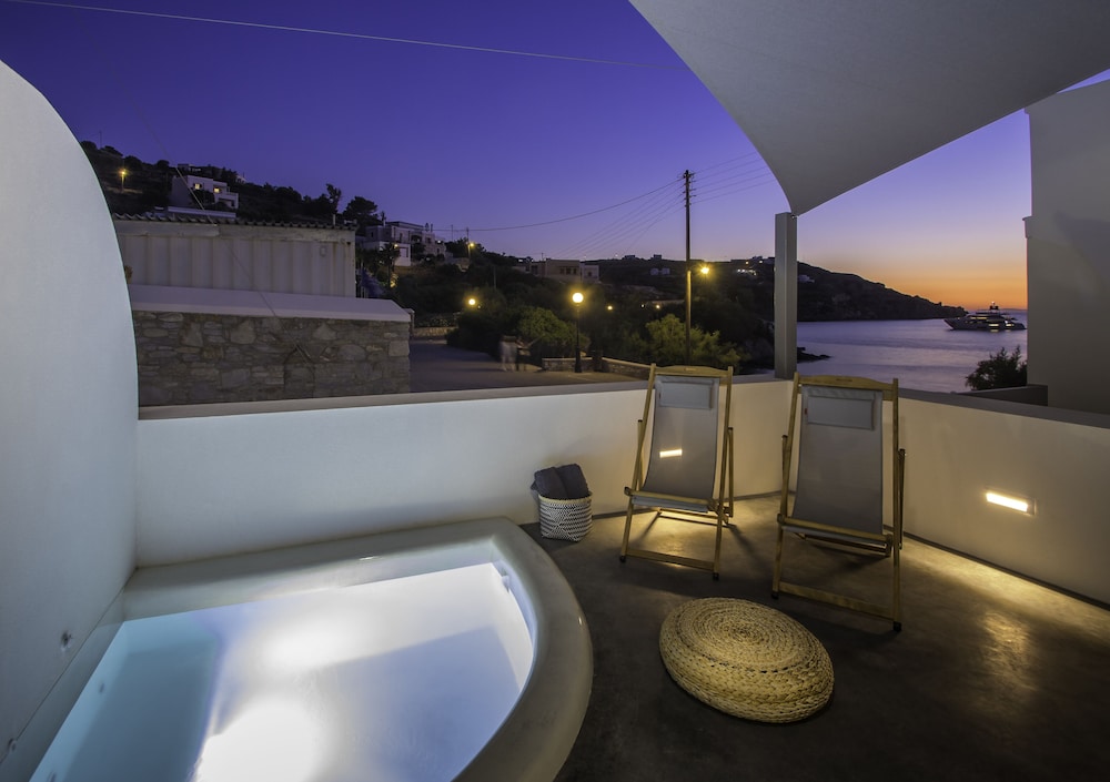 Family Studio Suite, Jetted Tub, Sea View (202)