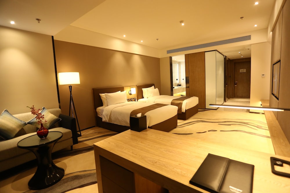 Superior Room, 1 King Bed photo 3