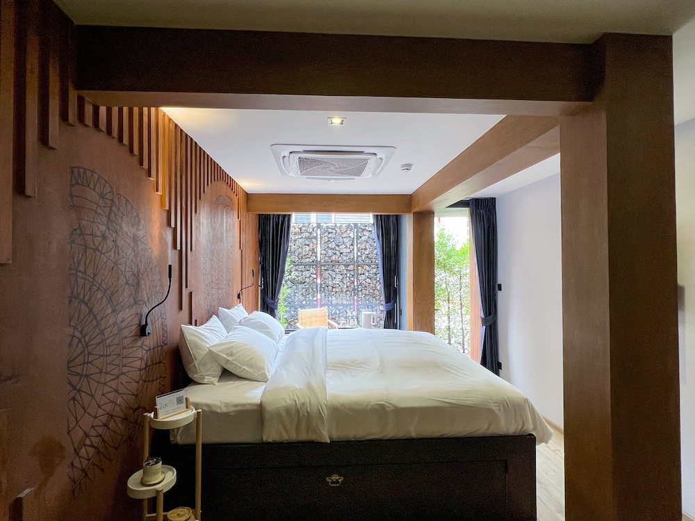 Deluxe Double Room with Balcony photo 2