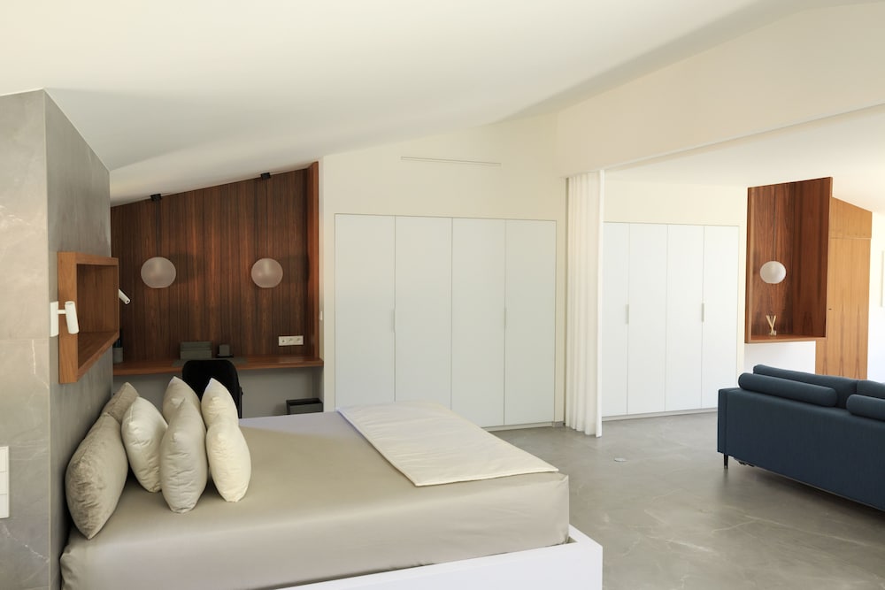 Prestige Suit, Port view - Photo 14