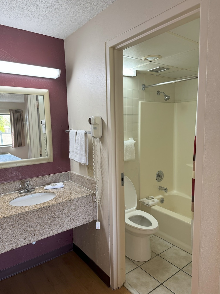 Deluxe Room, 1 King Bed, Non Smoking photo 2