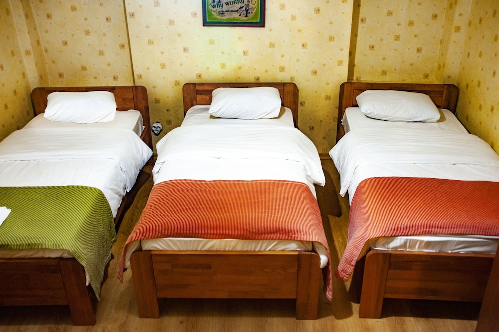 Economy Triple Room, 3 Twin Beds photo 1