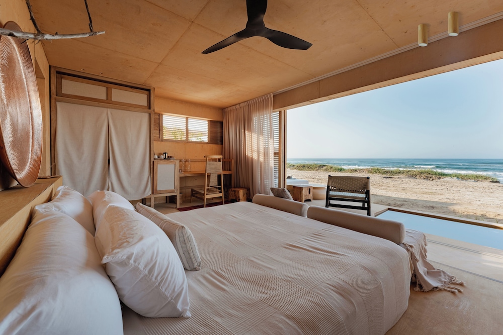Luxury Studio Suite, Private Pool, Oceanfront