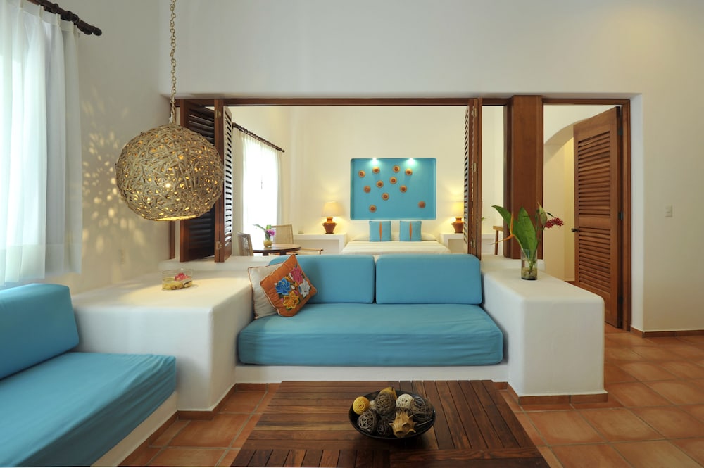Garden Master Suite - Photo 2