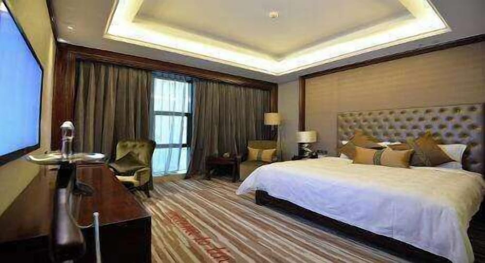 Elite Suite, 1 King Bed, Non Smoking, City View photo 2