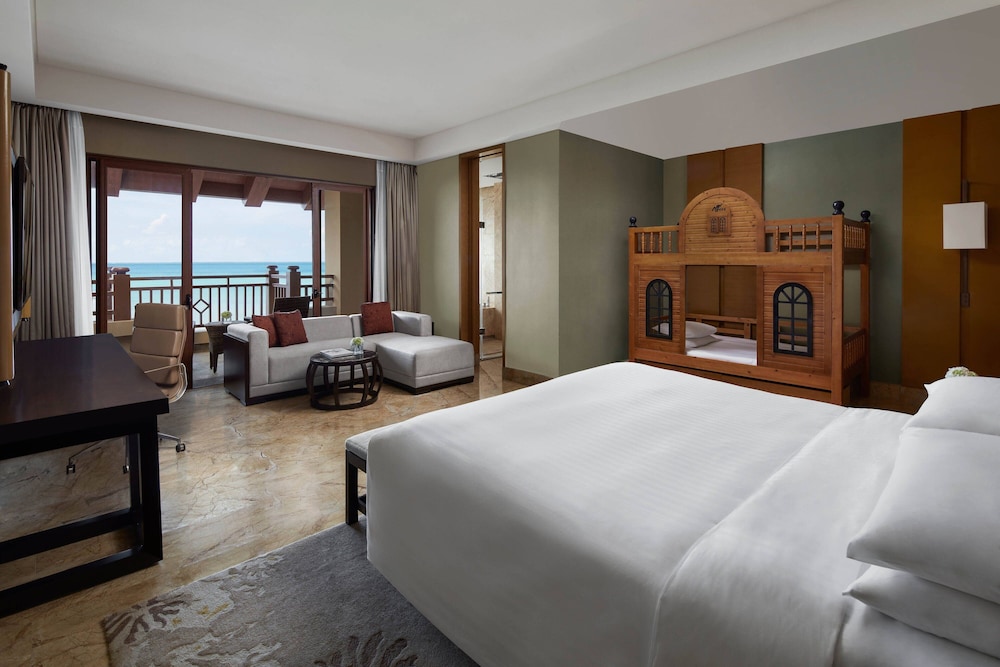 Club Room, 1 King Bed, Balcony, Ocean View