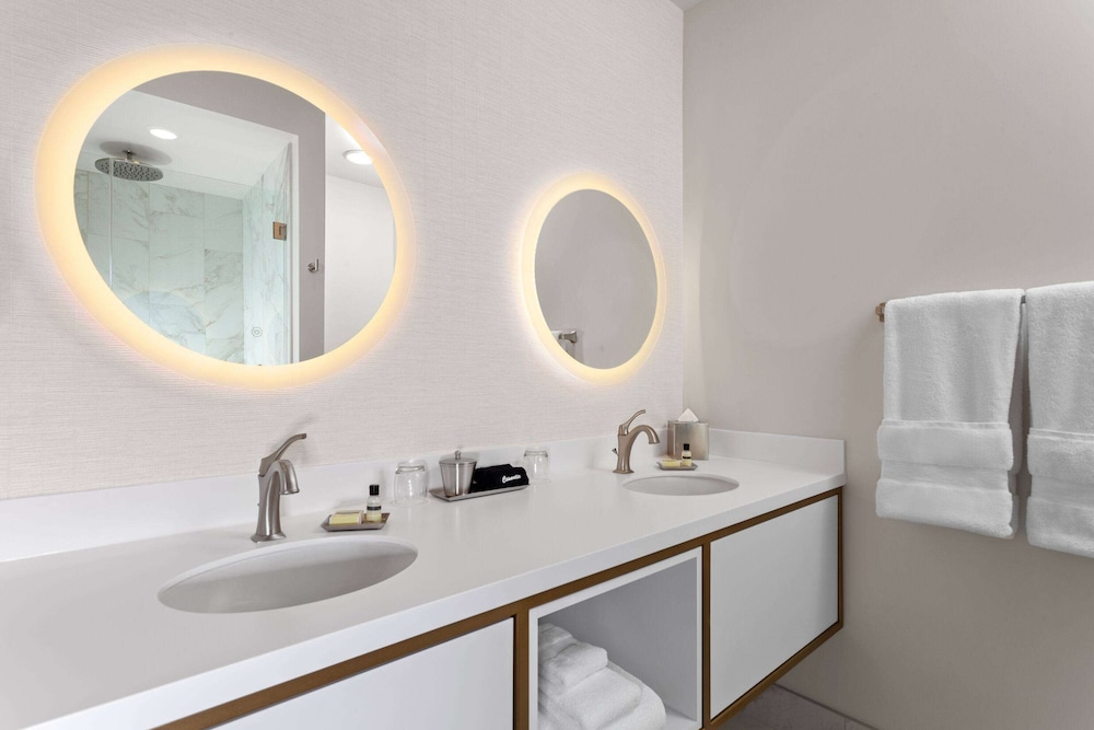 Studio Suite, 1 King Bed (Roll-In Shower) - Photo 3