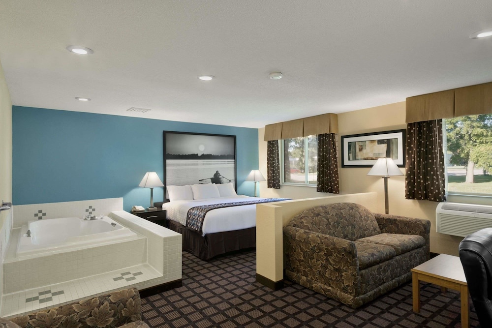 Suite, 1 King Bed, Non Smoking - Photo 1