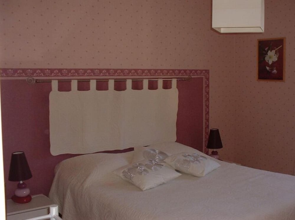 Double Room, 1 Queen Bed (Marie) photo 1
