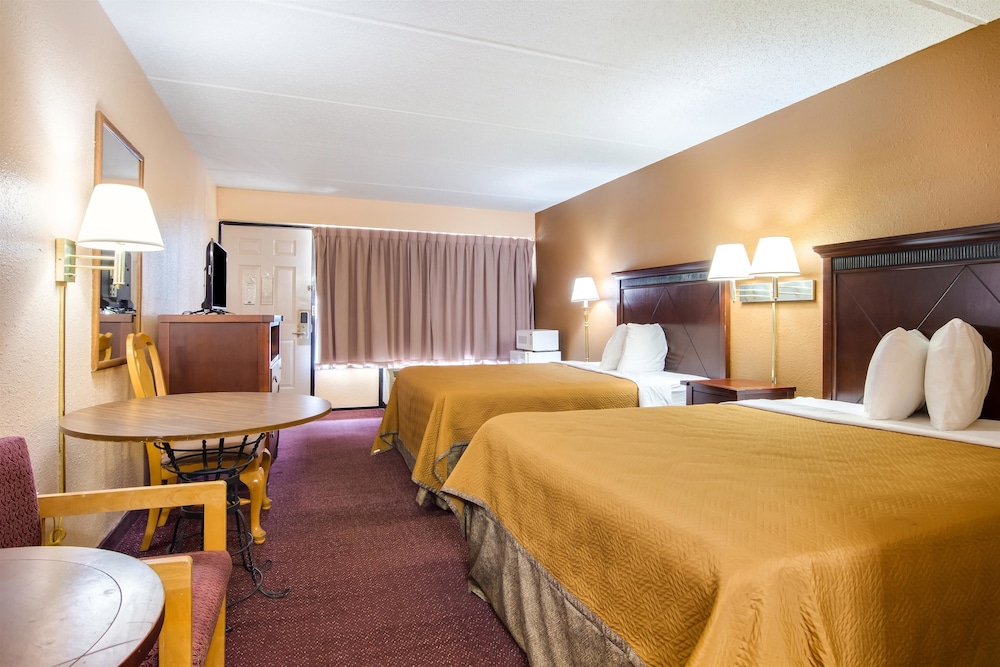 Standard Room, 2 Queen Beds, Smoking photo 1
