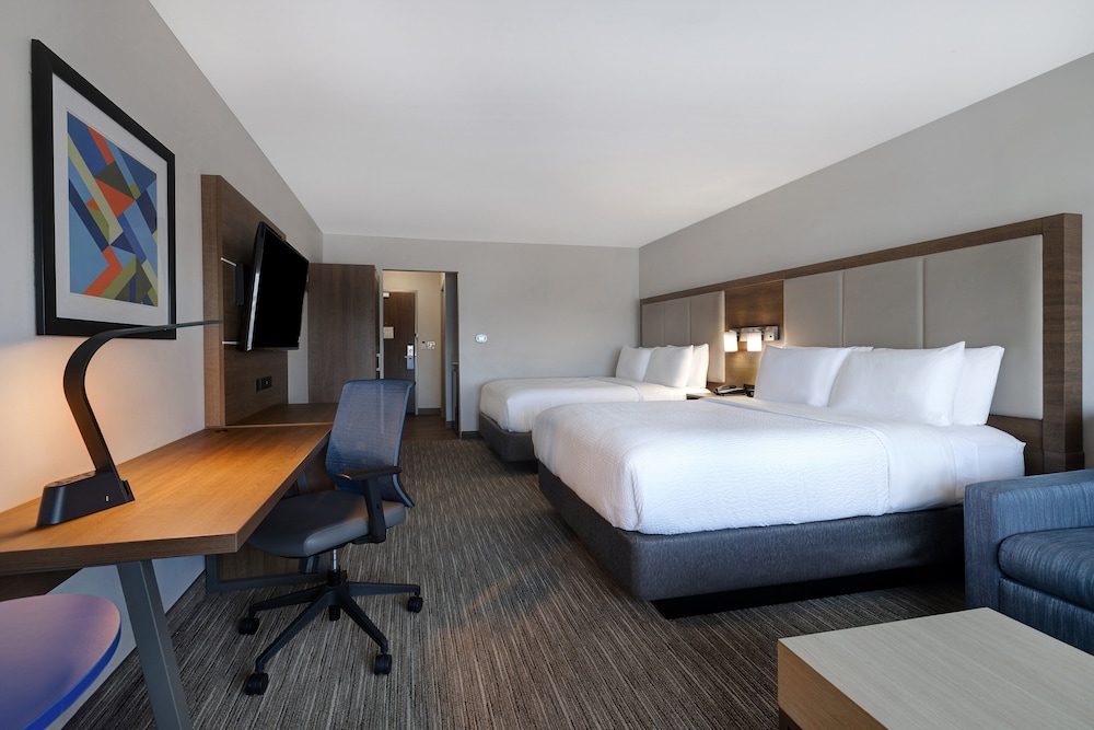 Suite, 2 Queen Beds, Accessible Bathtub (Accessible Tub) - Photo 2